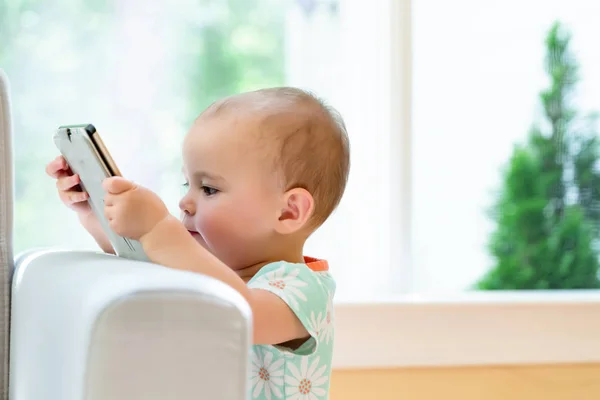 Meisje van de baby bekijken van een tablet-pc — Stockfoto