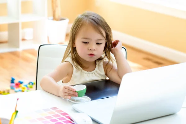 Menina em sua mesa em casa — Fotografia de Stock