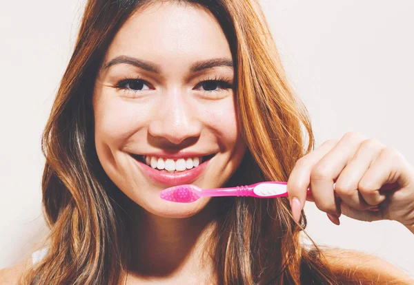 Mujer sosteniendo un cepillo de dientes — Foto de Stock