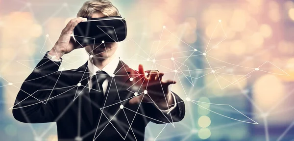Uomo d'affari utilizzando un auricolare realtà virtuale — Foto Stock