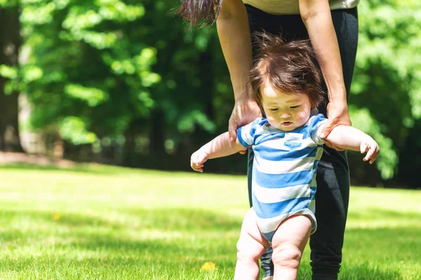 Bebek çocuk yürümeyi öğrenme — Stok fotoğraf