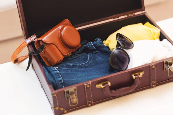 Упаковка валізи і рюкзака — стокове фото