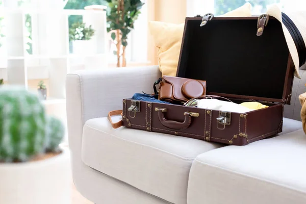 Csomagolási egy bőrönd, és a hátizsák — Stock Fotó