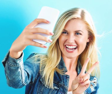 Genç bir kadın selfie çekiyor. 