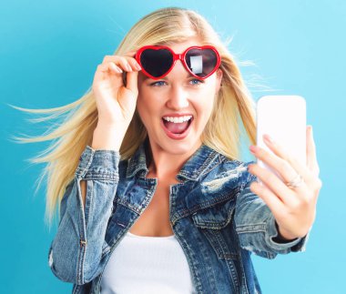 Genç bir kadın selfie çekiyor. 