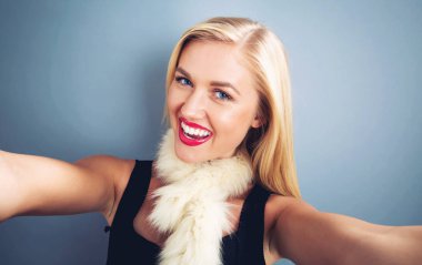 Genç bir kadın selfie çekiyor. 