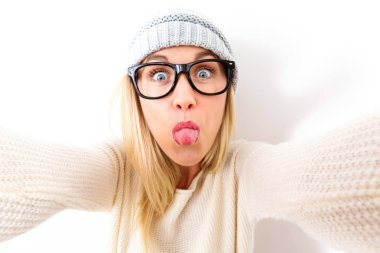 Genç bir kadın selfie çekiyor. 