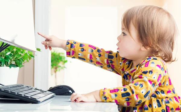 Maluch, wskazując na jej komputerze — Zdjęcie stockowe