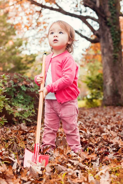 葉で遊ぶ幼児の女の子 — ストック写真