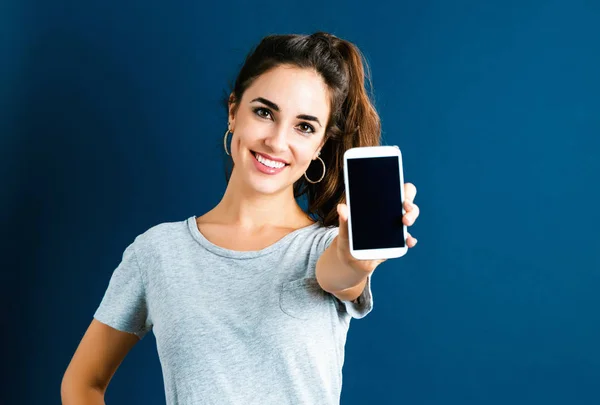 Vrouw met behulp van haar telefoon — Stockfoto