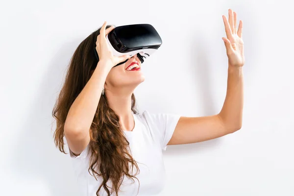 Donna in realtà virtuale auricolare — Foto Stock