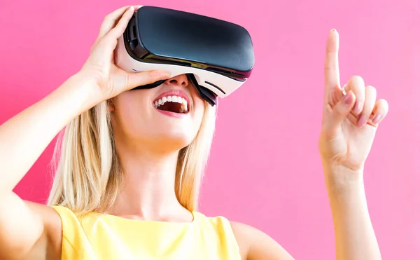 Kobieta za pomocą gogli wirtualnej rzeczywistości — Zdjęcie stockowe