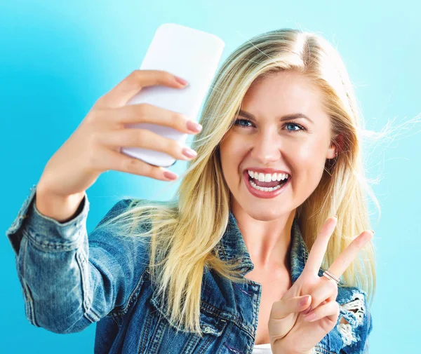 Genç bir kadın selfie çekiyor. 