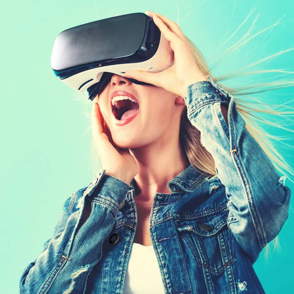 Nő használ virtuális valóság headset — Stock Fotó