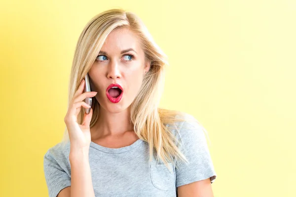 Jovem mulher falando ao telefone — Fotografia de Stock