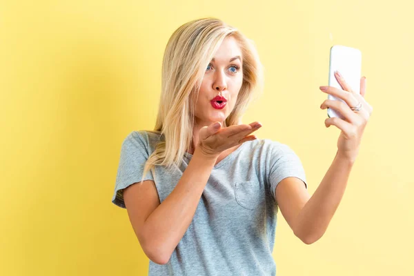 Mujer joven tomando una selfie —  Fotos de Stock