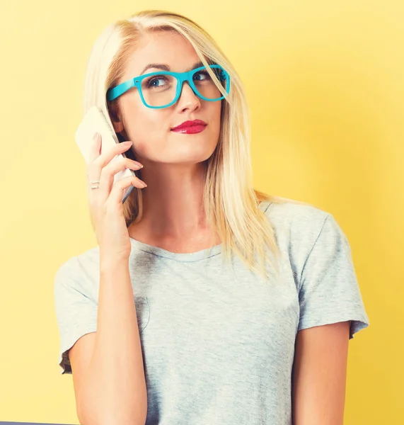 Mujer hablando por teléfono —  Fotos de Stock