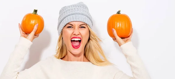 Mujer sosteniendo calabazas —  Fotos de Stock