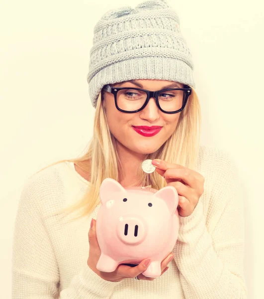 Mulher com um banco porquinho — Fotografia de Stock