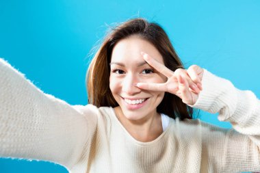 Genç bir kadın selfie çekiyor.