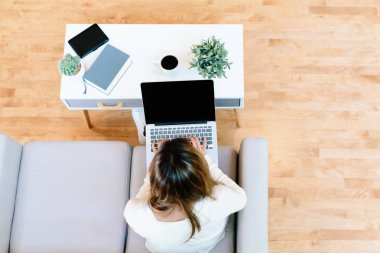 onu laptop kullanan kadın 