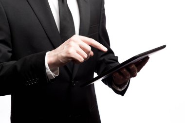 Beyaz bir arka plan üzerinde dijital tablet kullanma işadamı