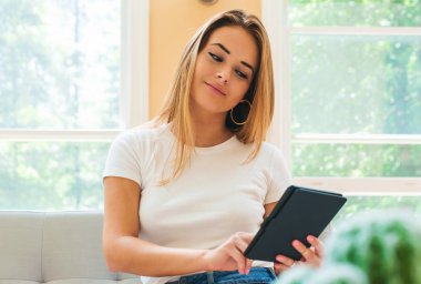 genç kadın oturma odasında okuma