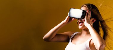 Sanal gerçeklik kulaklığı kullanan genç bir kadın.