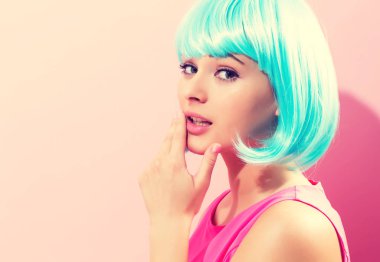 Makyaj parlak mavi peruk ile güzel kadın