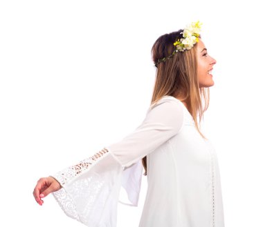 Çiçek çelenk ve beyaz bir elbise ile güzel kadın