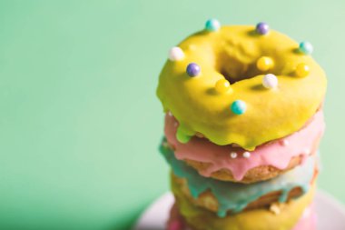 Renkli camlı çörek