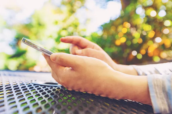 Kvinna som använder sin smartphone — Stockfoto