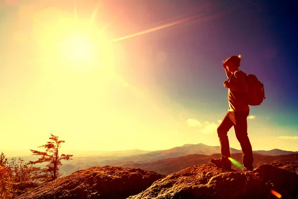 Man overlooking the mountains — Stock Photo, Image