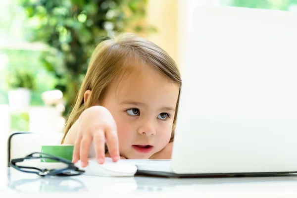 Meisje op haar computer — Stockfoto