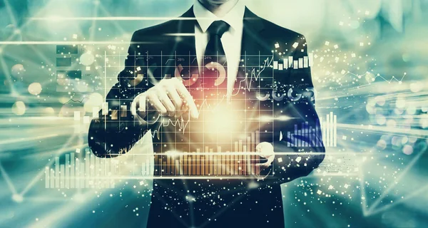 Bir tablet tutan adamla Dijital grafikler