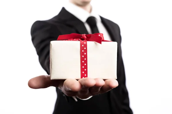 Empresario que presenta una caja de regalo — Foto de Stock