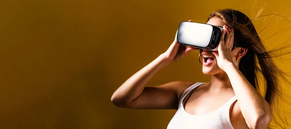 Junge Frau nutzt Virtual-Reality-Headset — Stockfoto