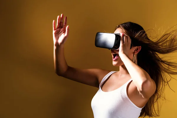 Junge Frau nutzt Virtual-Reality-Headset — Stockfoto