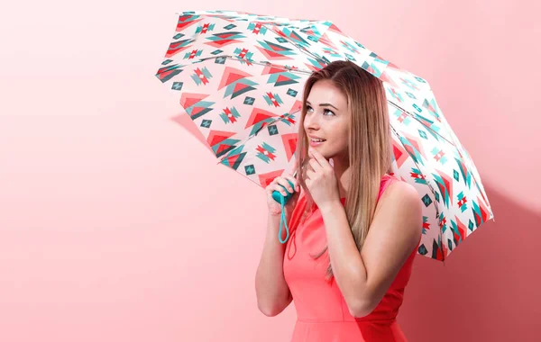 傘を持って幸せな若い女 — ストック写真