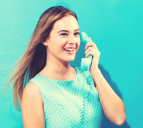 Mladá žena s staré staromódní telefonní — Stock fotografie