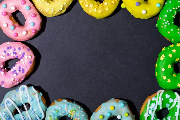 Kleurrijke geglazuurde donuts — Stockfoto