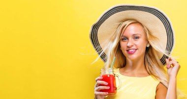 Mutlu genç kadın içme güler yüzlü 