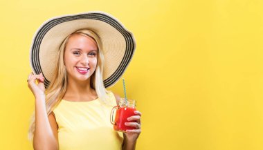 Mutlu genç kadın içme güler yüzlü 