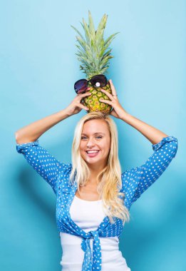  Bir ananas tutan mutlu genç kadın 