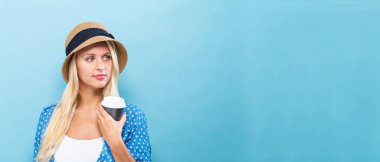 Mutlu genç bayan kahve içiyor. 