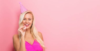 Parti temalı genç kadını 