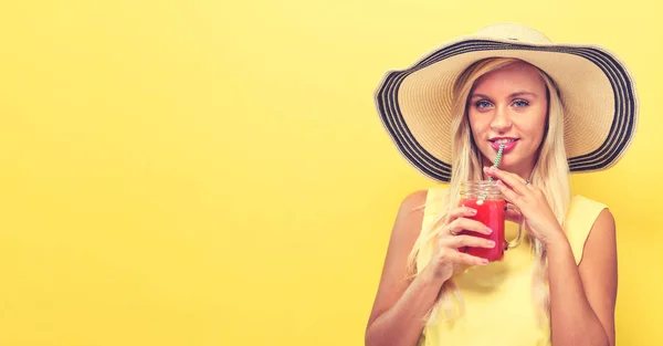 Happy young woman drinking smoothie — Stock Photo, Image