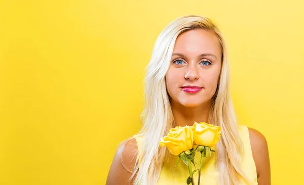 Ung kvinna med blommor — Stockfoto