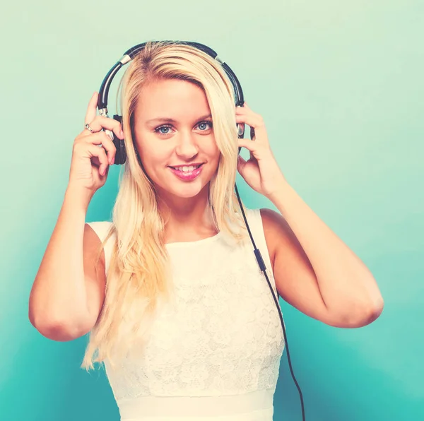 Mujer joven feliz con auriculares — Foto de Stock