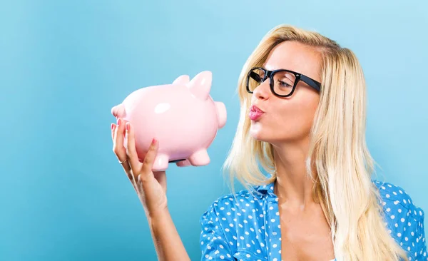 Jovem com um banco porquinho — Fotografia de Stock